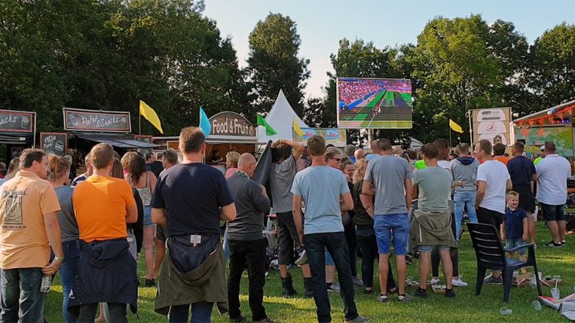 De Hazelaar ziet op groot scherm Oranjeleeuwinnen WK-finale verliezen